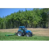 Moder Traktor auf dem Rasen.