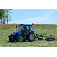 Moderner Traktor auf dem Rasen